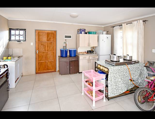 3 BEDROOM HOUSE FOR SALE IN COSMO CITY